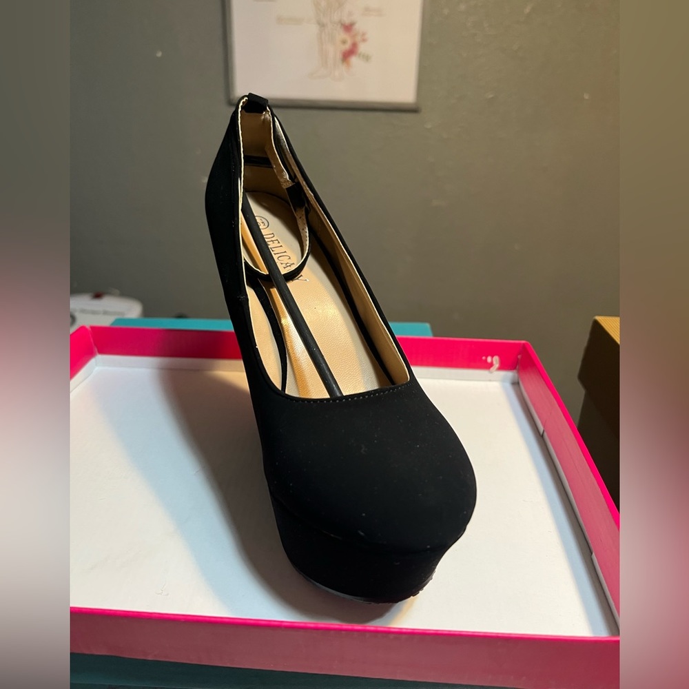 Black wedges